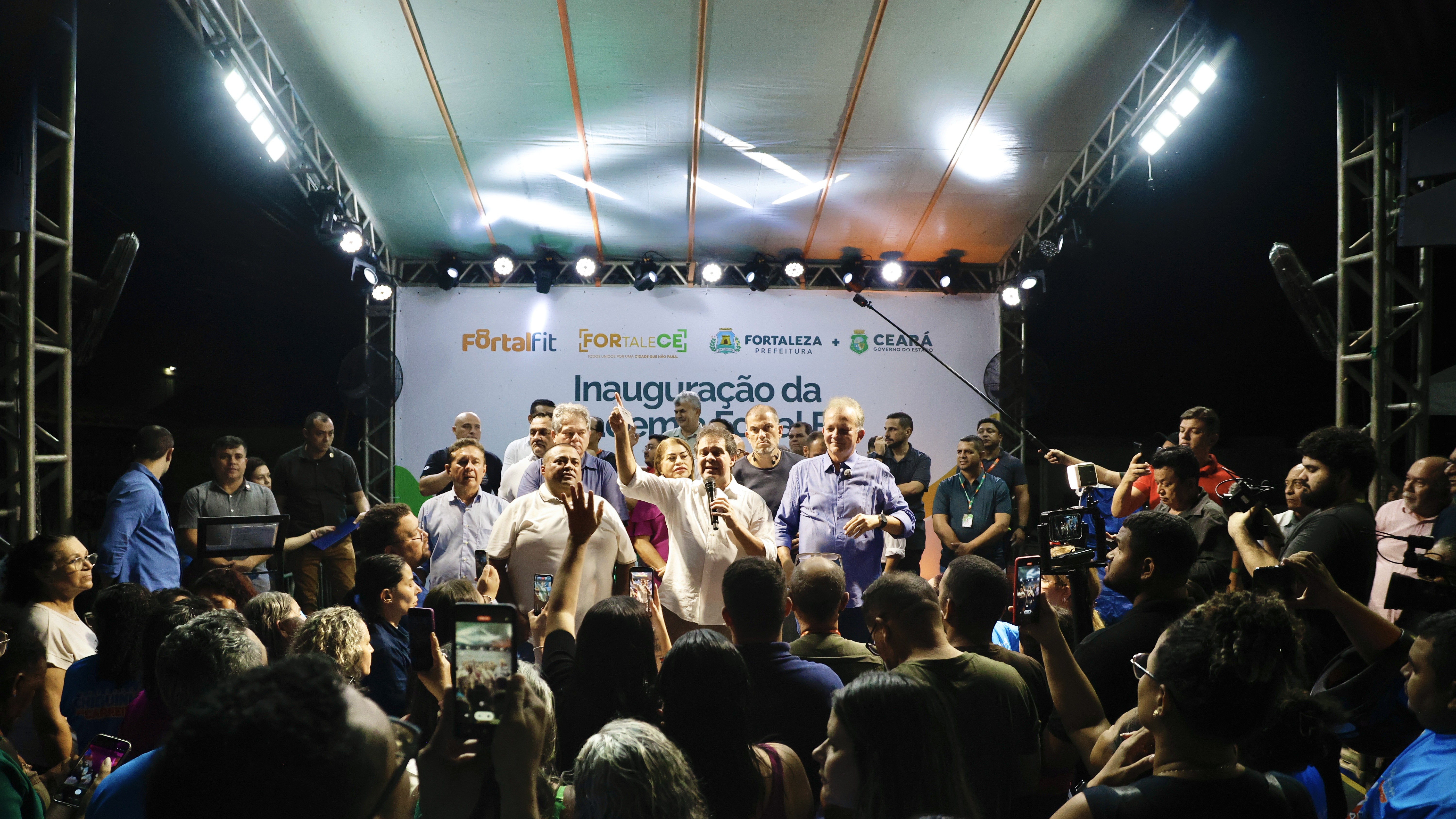 grupo de pessoas no palco do evento